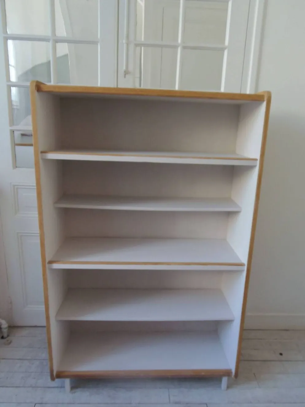 Bibliothèque vintage en placage chêne, intérieur gris perle, pied en métal