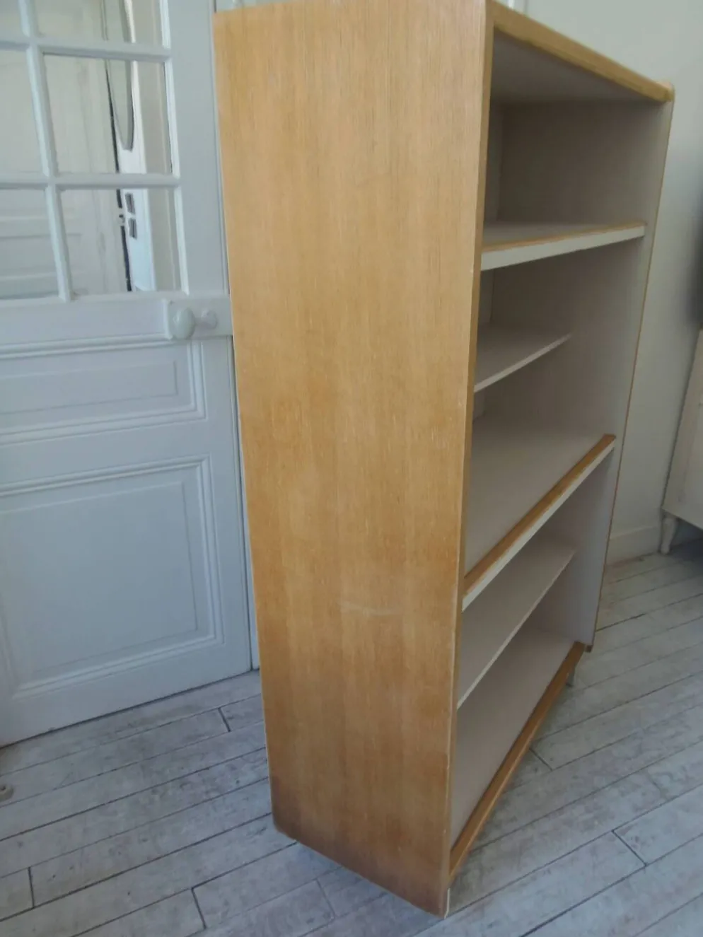 Bibliothèque vintage en placage chêne, intérieur gris perle, pied en métal