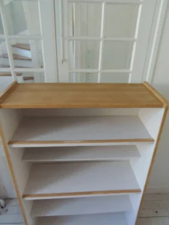 Bibliothèque vintage en placage chêne, intérieur gris perle, pied en métal