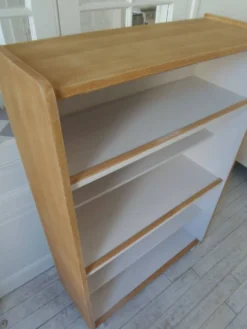Bibliothèque vintage en placage chêne, intérieur gris perle, pied en métal