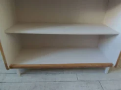 Bibliothèque vintage en placage chêne, intérieur gris perle, pied en métal