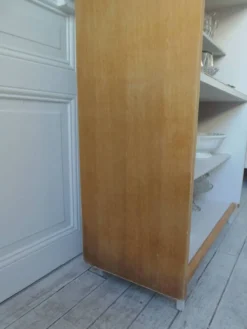 Bibliothèque vintage en placage chêne, intérieur gris perle, pied en métal