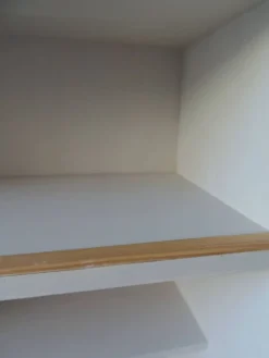 Bibliothèque vintage en placage chêne, intérieur gris perle, pied en métal