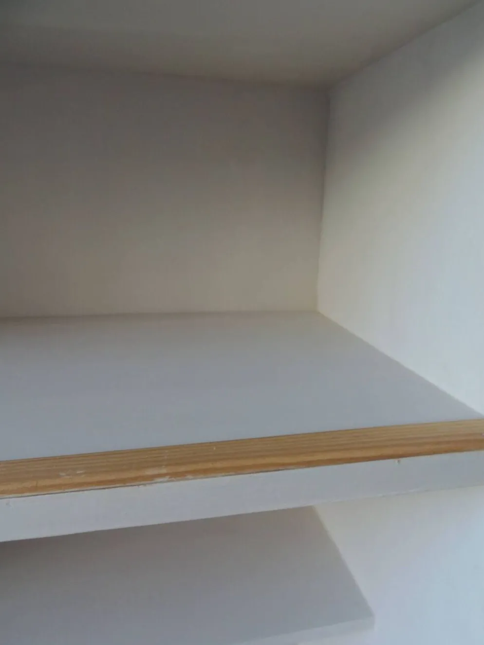 Bibliothèque vintage en placage chêne, intérieur gris perle, pied en métal