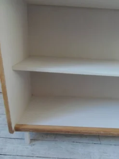 Bibliothèque vintage en placage chêne, intérieur gris perle, pied en métal