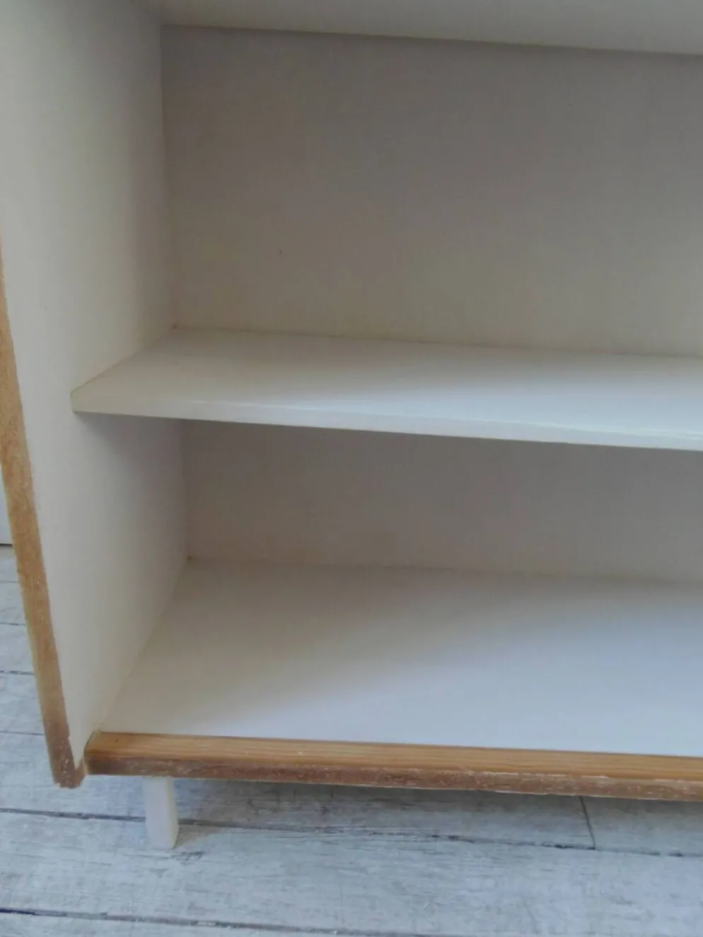 Bibliothèque vintage en placage chêne, intérieur gris perle, pied en métal