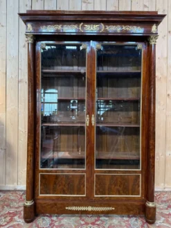 Bibliothèque-vitrine deux portes – Époque Empire – Placage acajou, bronzes