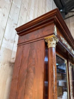 Bibliothèque-vitrine deux portes – Époque Empire – Placage acajou, bronzes