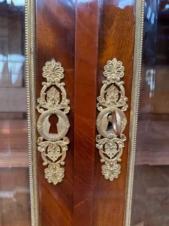 Bibliothèque-vitrine deux portes – Époque Empire – Placage acajou, bronzes