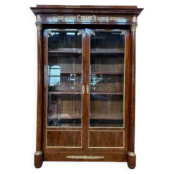 Bibliothèque-vitrine deux portes – Époque Empire – Placage acajou, bronzes
