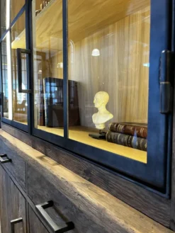 Bibliothèque vitrine en chêne ancien et métal noir – pièce unique