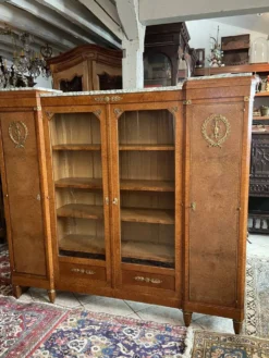 Bibliothèque vitrine style Néo classique 1930 ronce de noyer et bronze