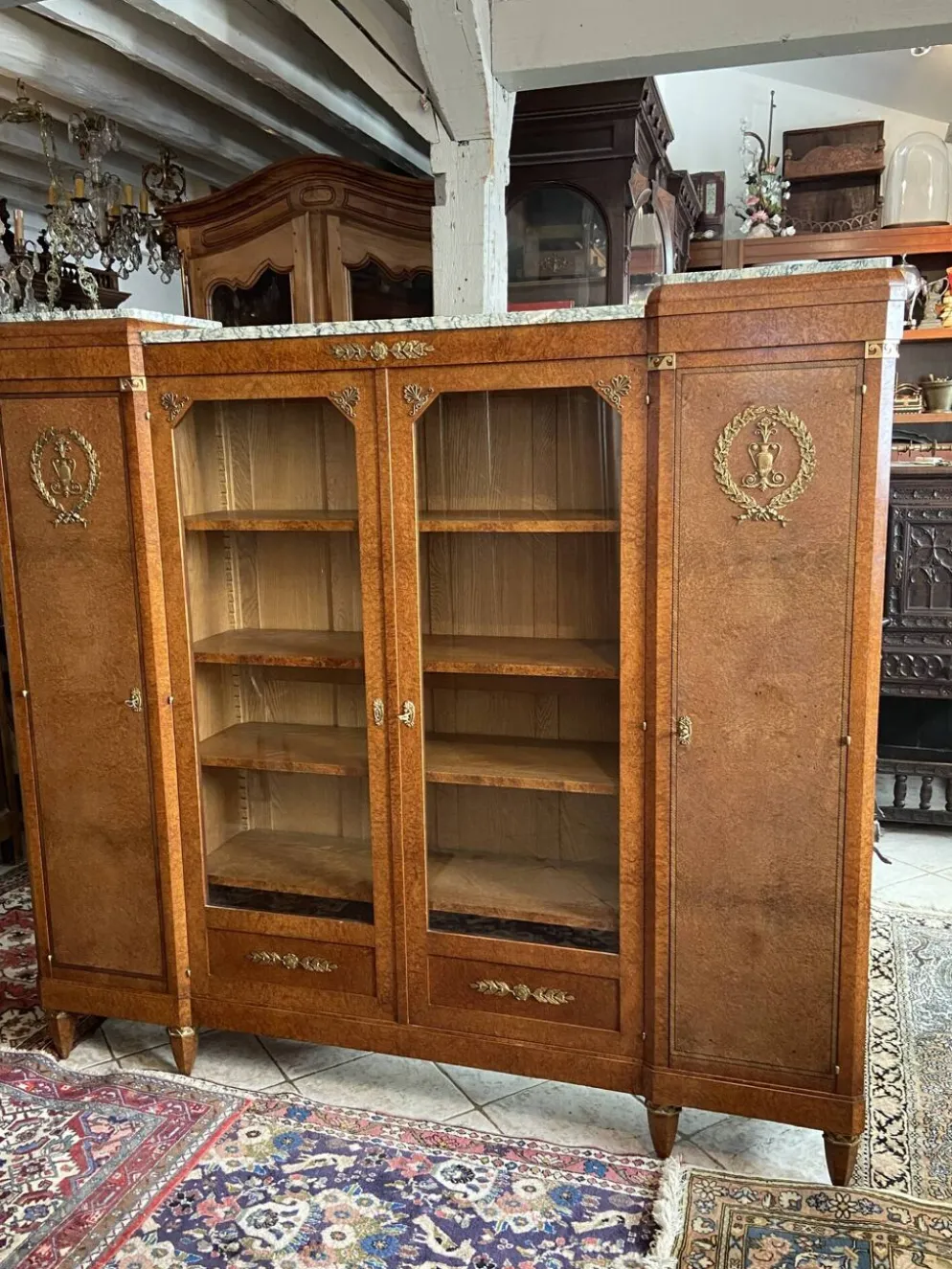 Bibliothèque vitrine style Néo classique 1930 ronce de noyer et bronze