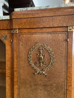 Bibliothèque vitrine style Néo classique 1930 ronce de noyer et bronze