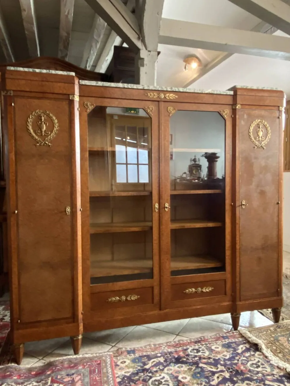 Bibliothèque vitrine style Néo classique 1930 ronce de noyer et bronze