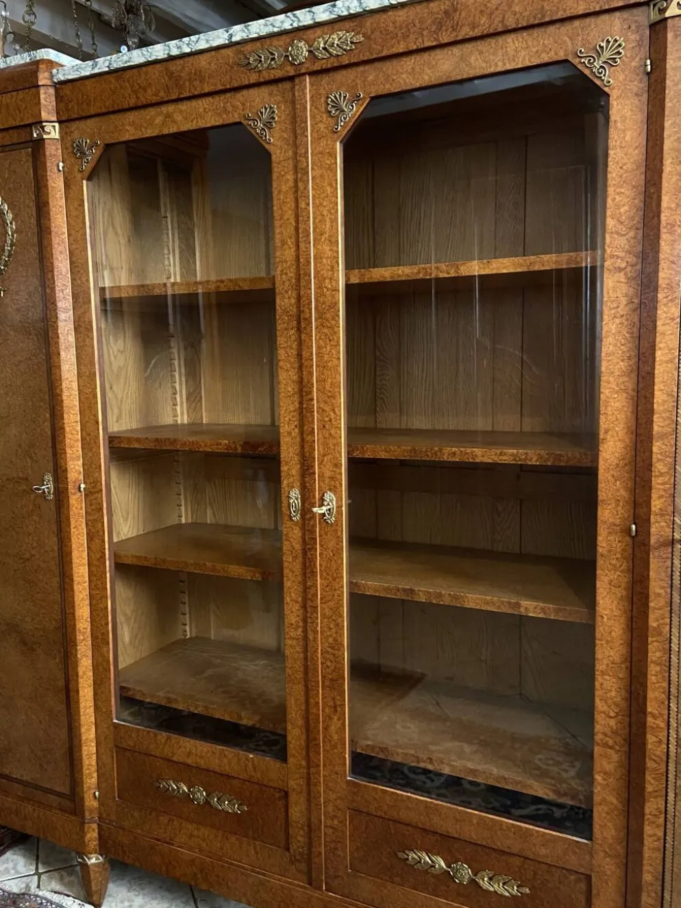 Bibliothèque vitrine style Néo classique 1930 ronce de noyer et bronze