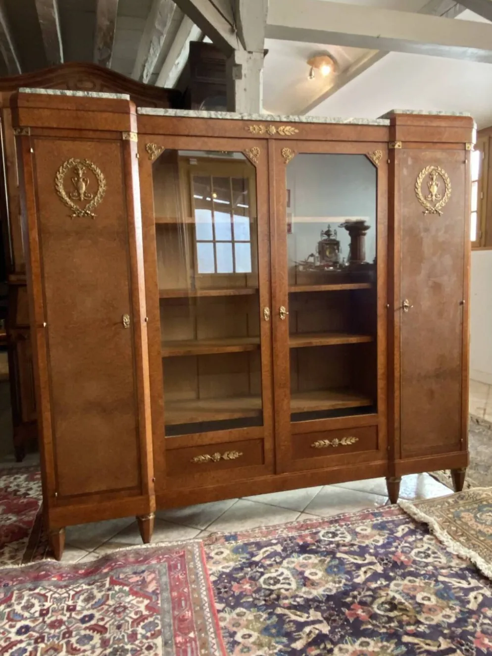 Bibliothèque vitrine style Néo classique 1930 ronce de noyer et bronze