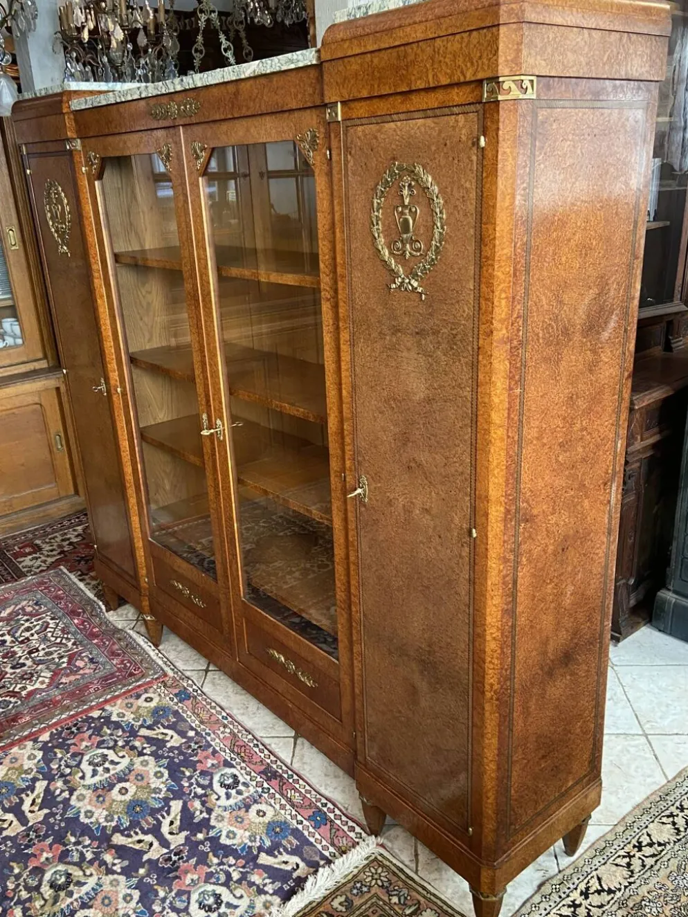 Bibliothèque vitrine style Néo classique 1930 ronce de noyer et bronze