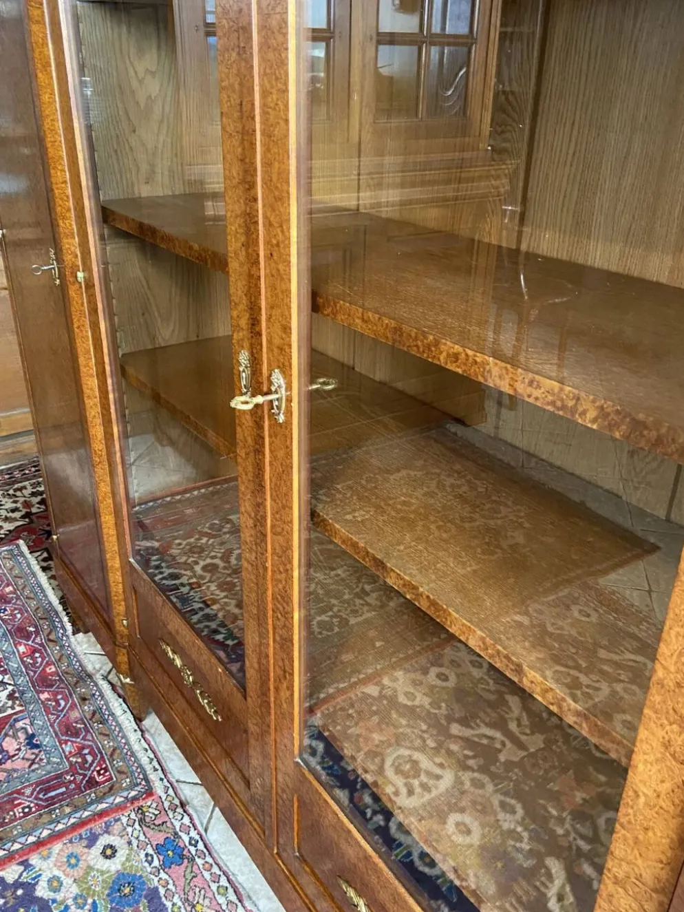 Bibliothèque vitrine style Néo classique 1930 ronce de noyer et bronze