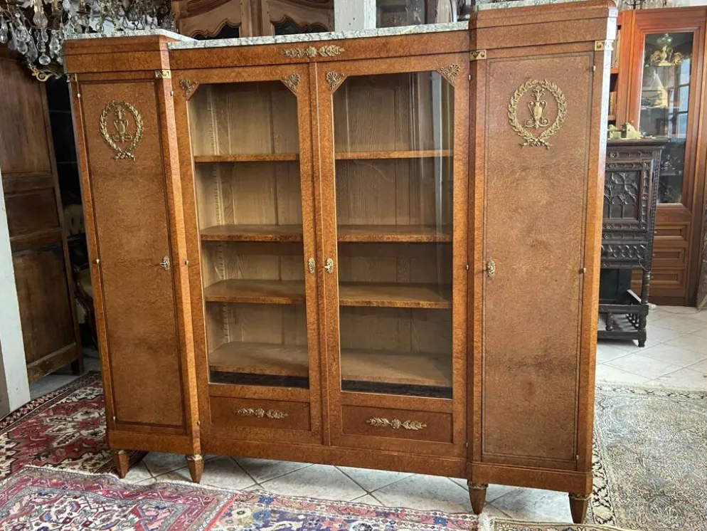 Bibliothèque vitrine style Néo classique 1930 ronce de noyer et bronze