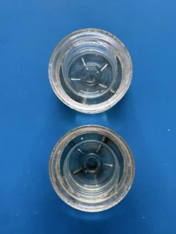 2 blocs de verre signés Diam. 10 cm Hauteur 5 cm