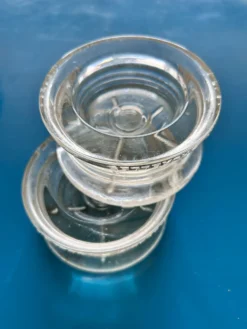 2 blocs de verre signés Diam. 10 cm Hauteur 5 cm