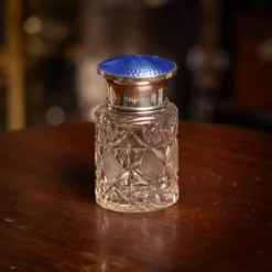 Bocal en cristal taillé, en argent massif anglais du 20e siècle, émaillé guilloché.