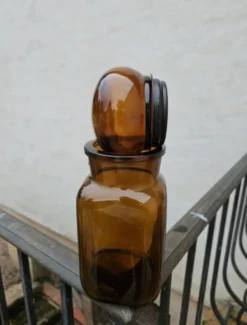 Bocal en verre ambré