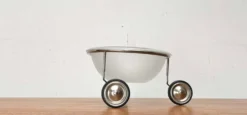 Bol de fruits néerlandais postmodernes sur roues par Arnout Visser Droog pour Designum, années 1990.