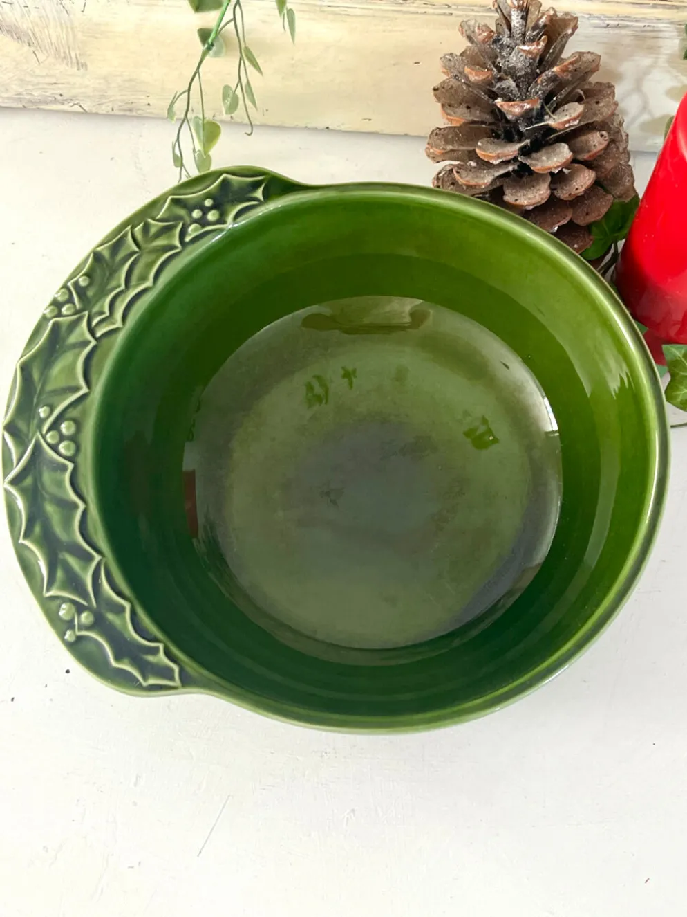 Bol de service de Noël, bol en céramique BCI français avec des houx, émaillé vert.