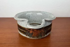 Bol en céramique de studio danoise de style mid-century moderne par Jette Andersen Keramik, années 1960.