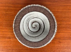 Bol en céramique de studio danois de style mid-century moderne par Helge Bjufstrøm pour Michael Andersen Keramik, Bornholm, années 1960.