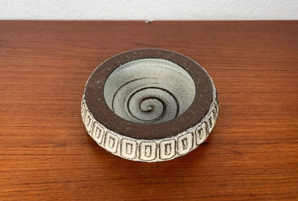 Bol en céramique de studio danois de style mid-century moderne par Helge Bjufstrøm pour Michael Andersen Keramik, Bornholm, années 1960.