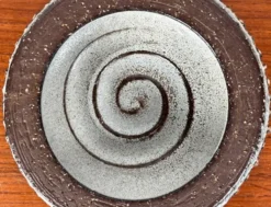 Bol en céramique de studio danois de style mid-century moderne par Helge Bjufstrøm pour Michael Andersen Keramik, Bornholm, années 1960.