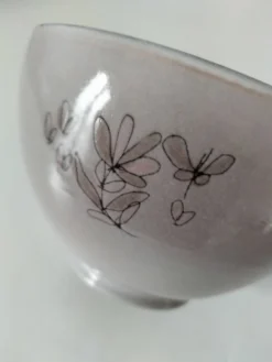 Bol en terre vernissée Poterie Millian France, décor floral stylisé
