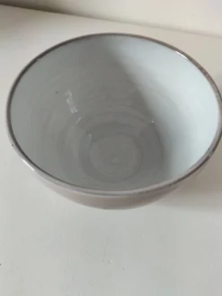 Bol en terre vernissée Poterie Millian France, décor floral stylisé