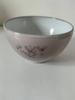 Bol en terre vernissée Poterie Millian France, décor floral stylisé