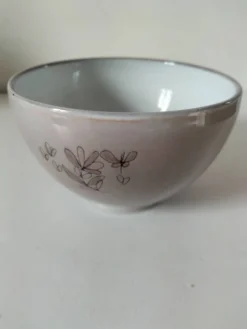 Bol en terre vernissée Poterie Millian France, décor floral stylisé