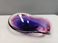 Bol en verre de plusieurs couleurs.