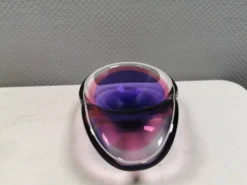 Bol en verre de plusieurs couleurs.
