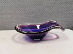 Bol en verre de plusieurs couleurs.