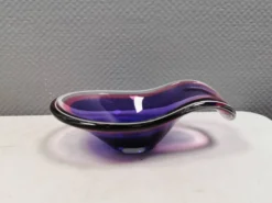 Bol en verre de plusieurs couleurs.