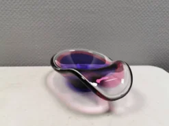 Bol en verre de plusieurs couleurs.