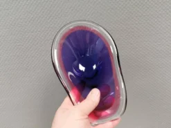 Bol en verre de plusieurs couleurs.