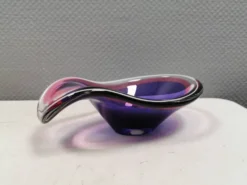 Bol en verre de plusieurs couleurs.