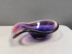 Bol en verre de plusieurs couleurs.