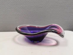 Bol en verre de plusieurs couleurs.
