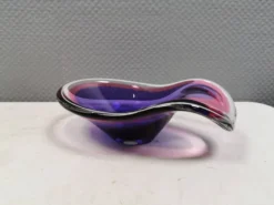 Bol en verre de plusieurs couleurs.