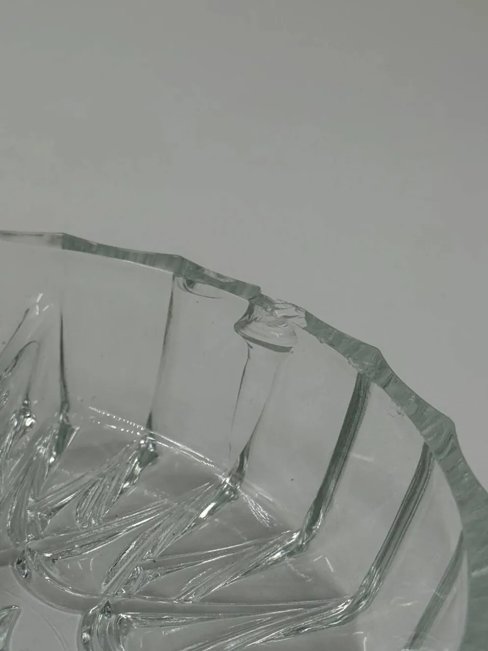 Bol en verre pressé vintage