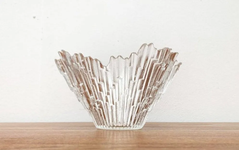Bol en verre Revontulet de Tauno Wirkkala pour Humppila, milieu-centre.